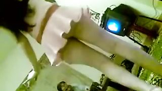 بنت صغيرة سورية ترقص