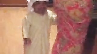 قزم قطري يلعب في طيز شرموطة ممكن تبلعه في كسها