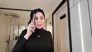 ميرا النوري تسبح في الحمام